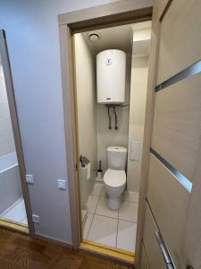 a small bathroom with a toilet in a room at Сучасний комфорт та затишок Південне, Южне in Sychavka +1 photo