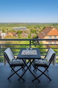 Una mesa y sillas en un balcón con vista. en Savelij apartament, en Hévíz