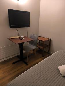 TV a/nebo společenská místnost v ubytování Hotel Plaza Sky