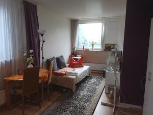 una habitación con una cama y una mesa y una ventana en Graeff luxury Apartment, en Colonia