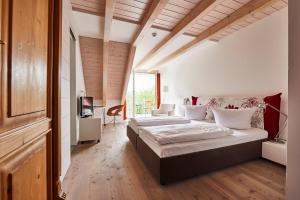 um quarto com duas camas num quarto em Fuchsbräu em Beilngries