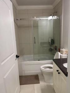 a bathroom with a shower and a toilet and a sink at 温哥华ubc大学别墅 in Vancouver