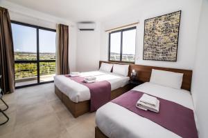 Giường trong phòng chung tại Corner Park View Deluxe Studio - by HostMT