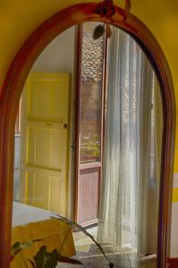 サント・ステーファノ・ディ・カマストラにあるB&B Le Coccinelleの窓付きの部屋の鏡