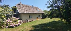a house on a hill with a flock of sheep at Maison pleine nature Aiguebellette et Bourget in Loisieux