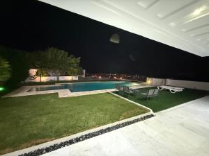 Bazén v ubytování Villa Hayet de haut standing nebo v jeho okolí