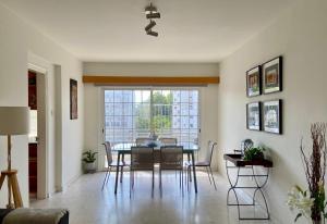 Χώρος καθιστικού στο Sunny 2 bedroom flat in Engomi