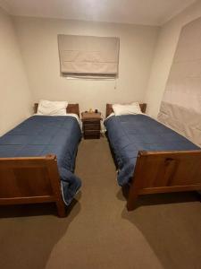 two beds in a room with two beds sidx sidx sidx at Cosy Cottage in Wellington