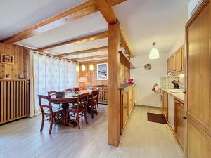 a kitchen and dining room with a table and chairs at Apartment Méridien 321 in Verbier