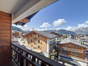a balcony with a view of the mountains at Apartment Méridien 321 in Verbier