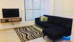 TV a/nebo společenská místnost v ubytování ARENA BY SERENDIA Aparthotel