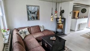 Una sala de estar con un sofá y una chimenea. en Ferienhaus Meer & Mehr, en Wilhelmshaven