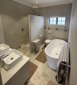 Et badeværelse på Olyvenbosch Selfcatering + 4 billeder