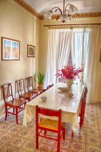 una sala da pranzo con tavolo e sedie di B&B Le Coccinelle a Santo Stefano di Camastra