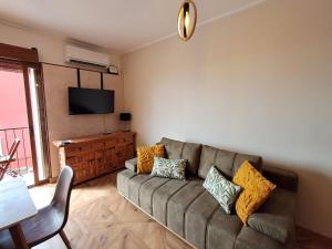 a living room with a couch and a flat screen tv at Apartman CA34 in Villajoyosa