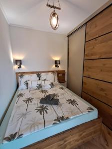 a bedroom with a bed with palm trees on it at Apartman CA34 in Villajoyosa