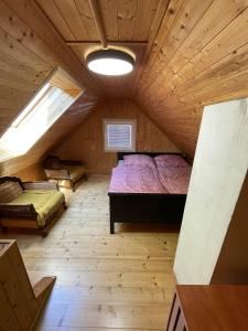 Camera mansardata con letto e finestra. di Chata Libuška a Děčín