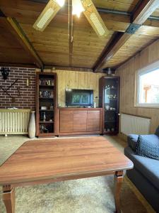 un soggiorno con un tavolo di legno e un divano di Chata Libuška a Děčín