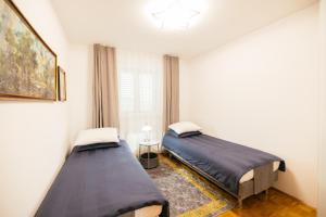 Postel nebo postele na pokoji v ubytování Apartment Borkole Koper + 49 fotografií
