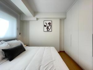 Ένα ή περισσότερα κρεβάτια σε δωμάτιο στο Athenean Cultural Retreat Stavros Niarchos