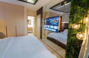 ナイロビにあるLuxury homesのベッドとテレビのある寝室