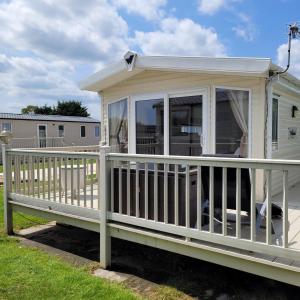 a screened in porch on a mobile home at 125 Maple Lake Southview Caravan Park in Winthorpe
