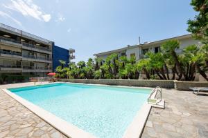 ein Schwimmbad vor einem Gebäude in der Unterkunft GuestHost - Modern Escape with Pool & Sunny Terrace in Sanremo