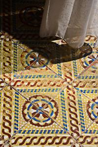 un pavimento a mosaico con piastrelle blu e gialle; di B&B Le Coccinelle a Santo Stefano di Camastra