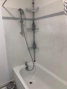 a bathroom with a bath tub with a shower at Le compromis entre La Défense et Argenteuil in Argenteuil