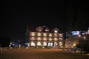 Budova, kde se hotel nachází + 8 fotografií