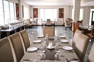 Restaurace v ubytování Hotel Demanchi By The Leaf