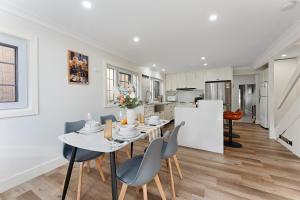 een keuken en eetkamer met een tafel en stoelen bij Trendy 4BR Petersham Stay Steps from Top Cafés in Sydney