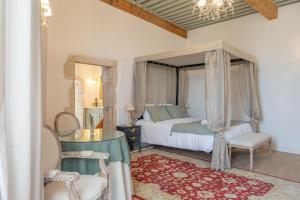 Ένα ή περισσότερα κρεβάτια σε δωμάτιο στο La chambre des Remparts Romantiques