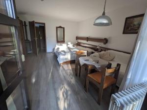 a living room with a bed and a table at Ferienappartement Bademantelzugang zur Therme in Bad Griesbach