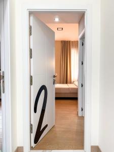 pasillo con puerta a una habitación con dormitorio en Boutique Palacio Centro, en Alicante