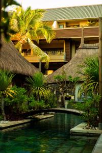 una piscina di fronte a un resort di Appartement de Luxe au Domaine des Alizées Club & Spa, Grand Baie a Grand Baie