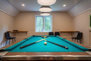 a billiard room with a pool table and chairs at Spa Pool table Lake Access - Chalet Family au Grand air in Namur