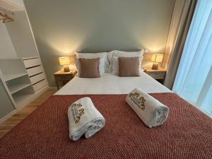 Un dormitorio con una cama con toallas. en Ajuda Luxury Appartments, en Lisboa