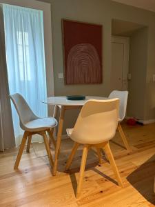 1 mesa y 3 sillas en una habitación en Ajuda Luxury Appartments, en Lisboa