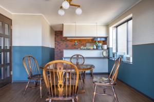 une cuisine et une salle à manger avec une table et des chaises dans l'établissement Cottage Atami-Momoyama-Town コテージ熱海桃山町, à Atami