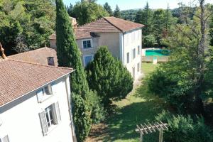 ロリオル・デュ・コンタにあるChâteau Sainte BARBEの家屋・庭の空中風景