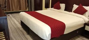 - un lit avec une couverture rouge et blanche dans l'établissement Hotel Kumbha Heritage, à Kelwāra 18 autres photos