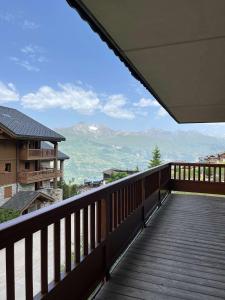 LandryにあるSpacieux 5 pièces sur Peisey-Vallandry - ski aux piedsの山々の景色を望む木製バルコニー