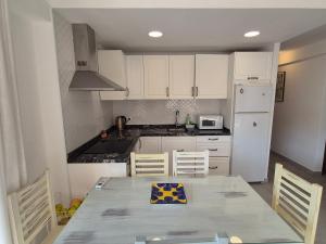 Kuchyň nebo kuchyňský kout v ubytování Apartamento Tahití Beach