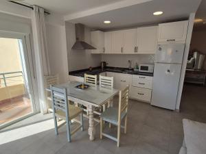 Kuchyň nebo kuchyňský kout v ubytování Apartamento Tahití Beach + 15 fotografií