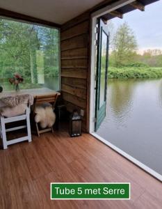 Udsigt til en flod der løber i nærheden af chaletet