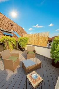 クレーフェルトにあるRooftop Flat next to HBF & Messe Düsseldorfのパティオ(デッキの椅子とテーブル付) +12枚の写真