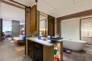 上海虹桥荷逸唐酒店北新泾地铁站Shanghai Hongqiao Heyitang Hotel Beixinjing Subway Station Branch的一间浴室