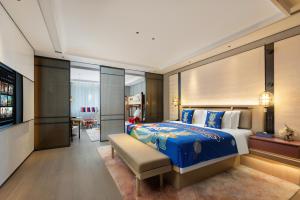 上海虹桥荷逸唐酒店北新泾地铁站Shanghai Hongqiao Heyitang Hotel Beixinjing Subway Station Branch客房内的一张或多张床位