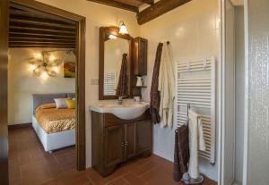 Ένα μπάνιο στο Tuscan villa with private pool garden view hot tub and total chill